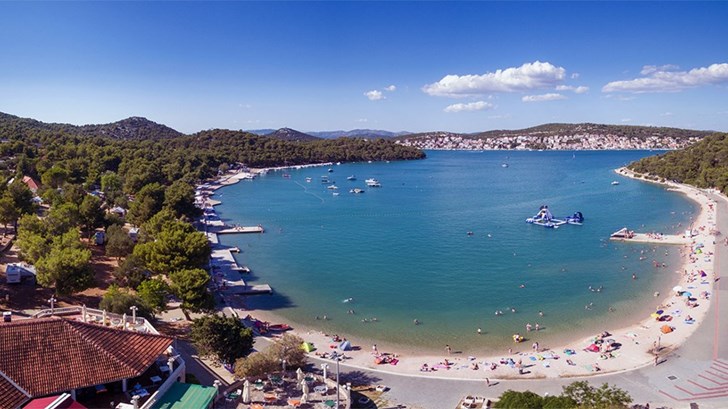 Pogled na uvalu autokampa i turističkog naselja Jezera Village na Murteru