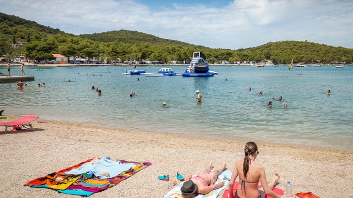 Plaža u autokampu i turističkom naselju Jezera Village, na Murteru